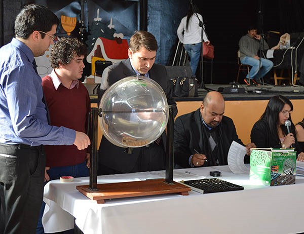 Azar. Una postal del sorteo de los terrenos para los interesados.