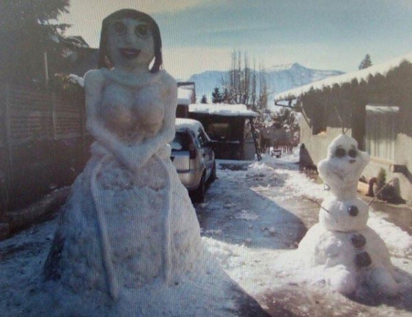 Una buena artesanía con la nieve caída en la ciudad.