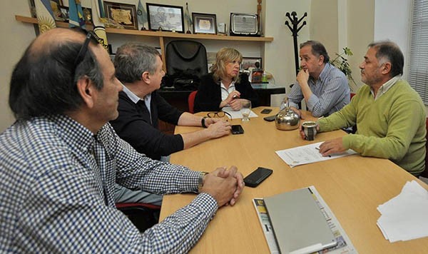 El intendente de Comodoro Rivadavia invitó a Artero a la Feria del Libro.