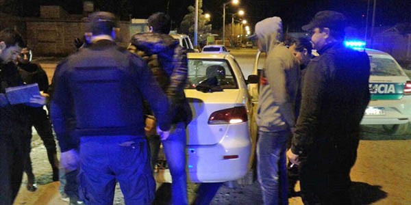 Los efectivos policiales interceptaron un remís en donde se desplazaban los ladrones y los aprehendieron.