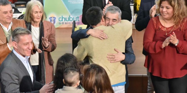 El gobernador en Rawson hizo la entrega de 15 casas y entregó equipamiento a varios emprendedores.