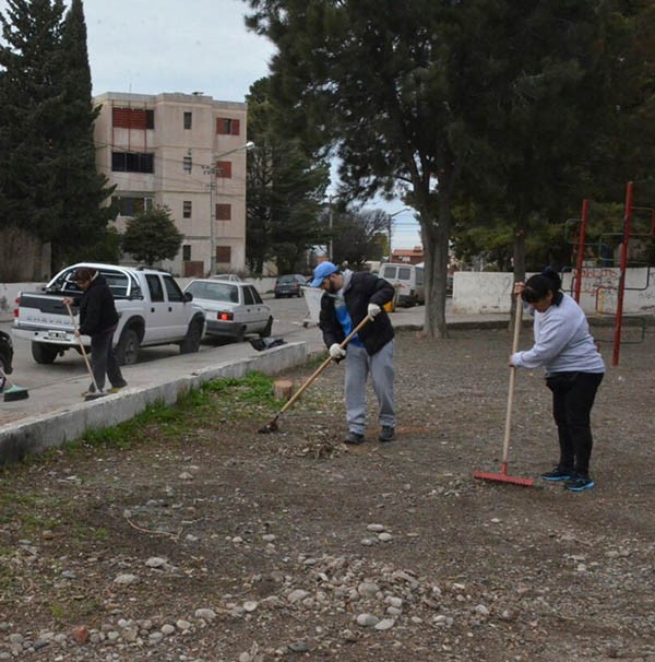 Manos a la obra. Una postal de los funcionarios que limpiaron. 