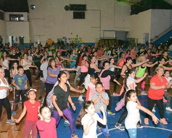 Ejercicio solidario. Mucha gente se acercó al Gimnasio municipal para dar un aporte al refugio callejero.