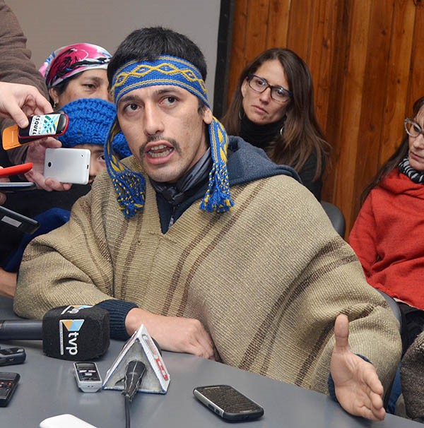 Protagonista. Francisco Jones Huala, en el medio de la discusión.