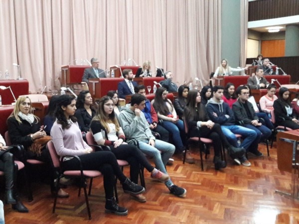 Legislatura reconoció a los mejores promedios educativos (foto @prensalegisch)