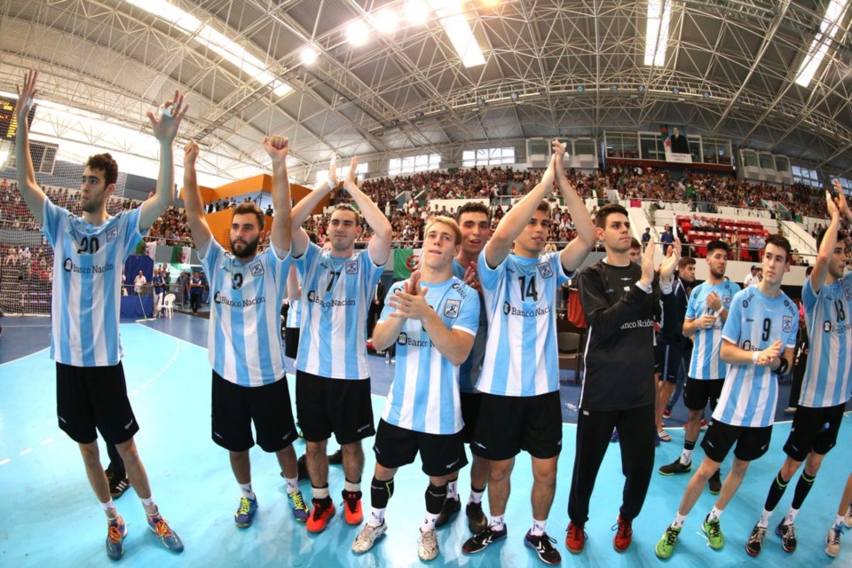 El saludo de los chicos argentinos para la gente que los siguió hasta tierra africana.