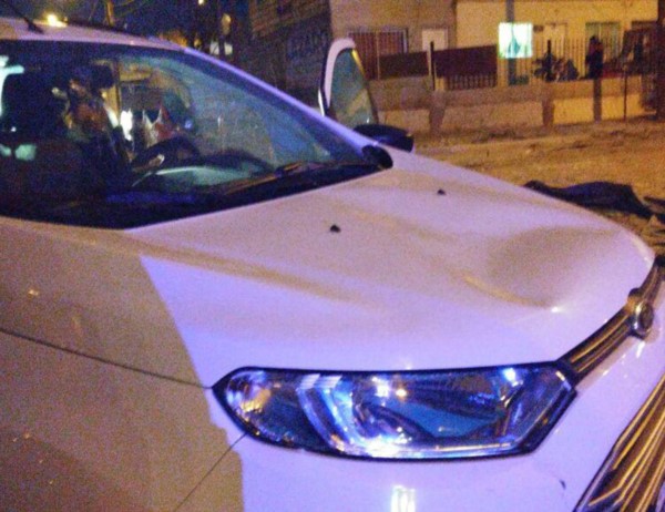 El vehículo que las atropelló tenía daños en la trompa y el capot.