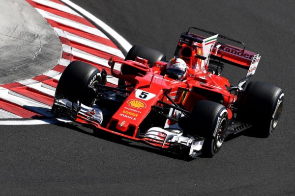 Gran pole de Vettel con récord de circuito! 1-2 de Ferrari, bien por delante de los Mercedes y Red Bull.