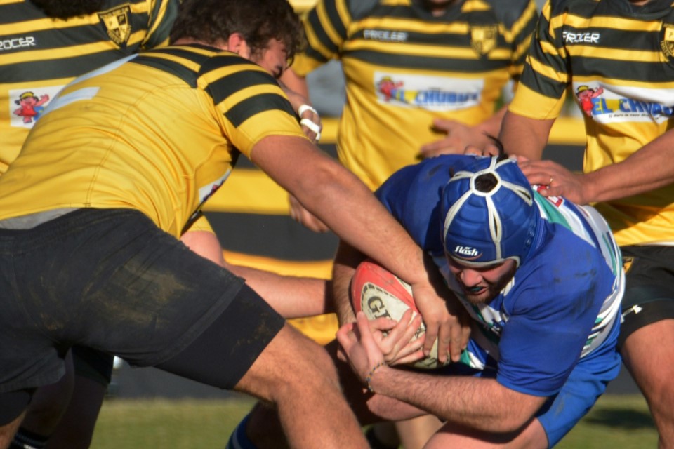 Matías Fuentes intenta avanzar. Trelew le dio una paliza a Patoruzú a domicilio.
