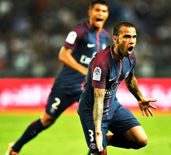 Primer partido oficial de Dani Alves con el PSG: golazo de tiro libre, asistencia y título. 