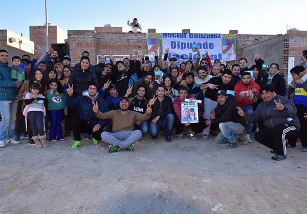 Amplio acompañamiento. Los candidatos visitaron distintos barrios e inauguraron casas peronistas. Abordaron diversas temáticas.