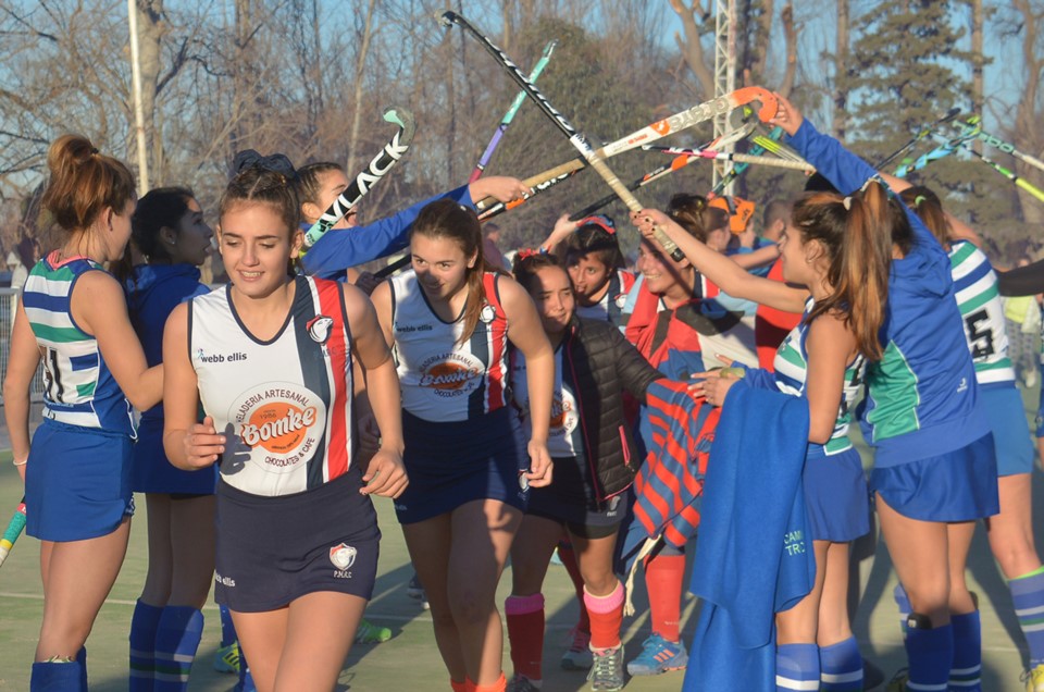 El pasillito. Las chicas de Trelew RC homenajearon a las campeonas una vez finalizado el partido final.