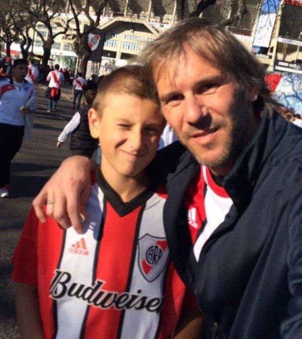 Luka y su papá Marcos Milinkovic, fanáticos del "millonario". El pequeño falleció ahogado en una playa de Croacia. (Archivo).