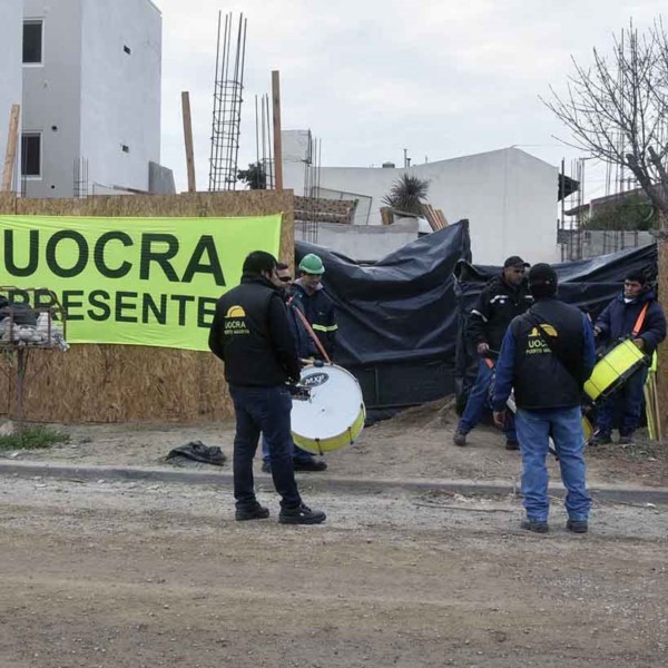 Personal de la UOCRA se manifestó y paralizó la obra.