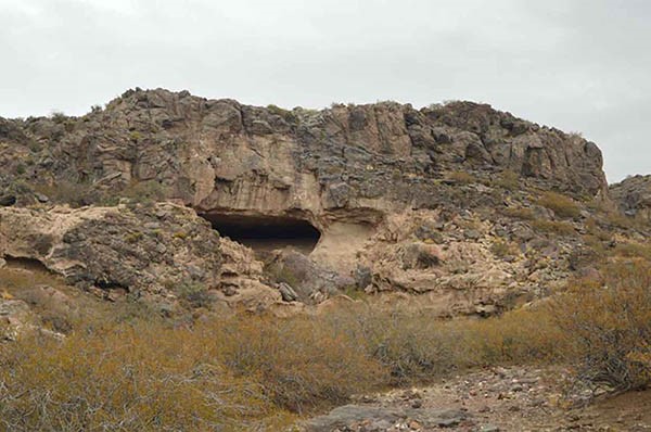 El investigador Ramiro Barberena fotografió la cueva en Neuquén, que es un tesoro arqueológico.