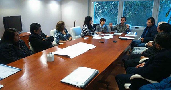 Cumbre. Griffiths recibió a los vecinos capitalinos, preocupados por la falta de servicios en sus terrenos.