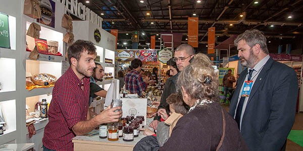 Durante esta 13ª edición de la Feria se exhiben alimentos regionales, productos turísticos y artesanías.