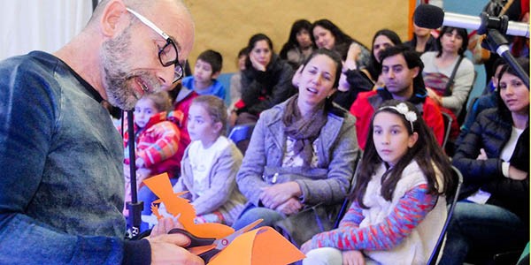 Uno de los invitados especiales de la feria del Libro, el ilustrador  Abraham Istvansch, dialoga con el público.