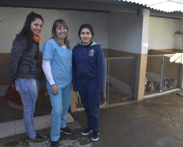 Verena Dietz junto a las pasantes que trabajan en Zoonosis de Trelew.