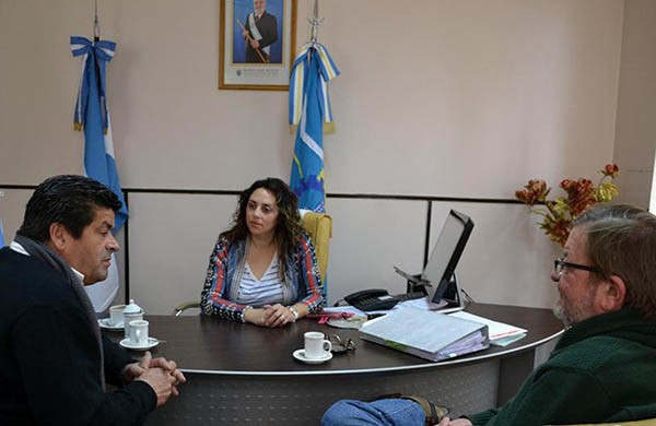 Trío. La intendente escucha atentamente al empresario que llegó dispuesto a una inversión millonaria.  