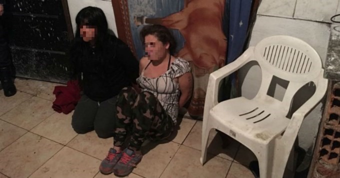 En Tristán Suárez fueron apresadas las presuntas autoras del asesinato del abuelo. (Gentileza: Crónica)