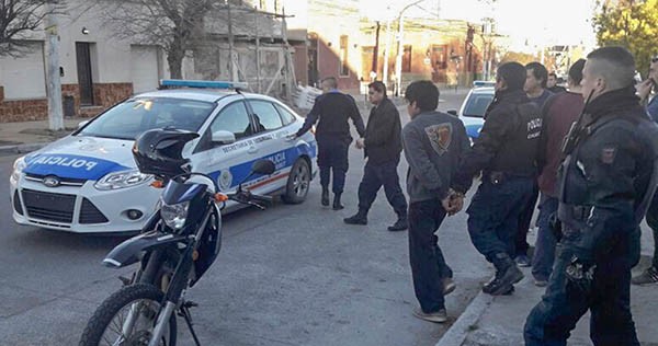 Momentos en que el  se llevaban preso al delincuente que actuó junto a una mujer en el robo. 
