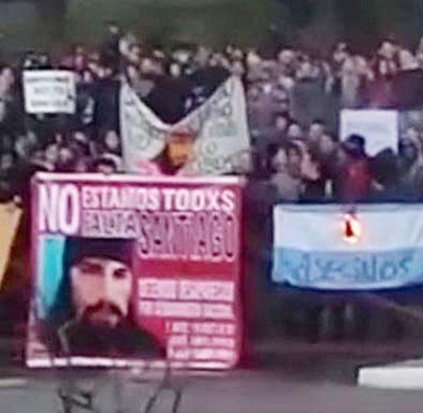 Cuando el símbolo nacional empezó a arder, se escucharon festejos entre los protestantes.