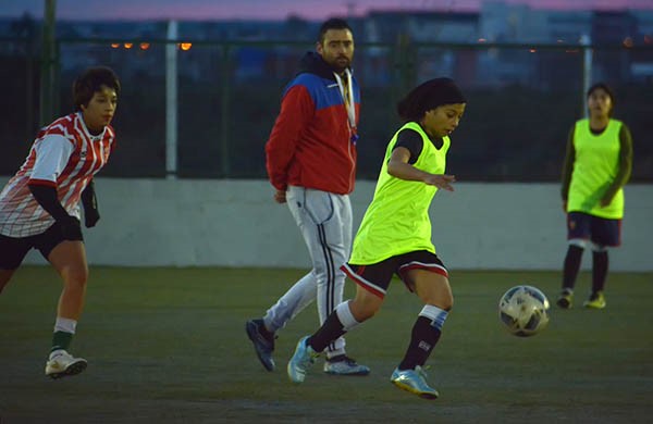 Maximiliano Soler, DT del seleccionado valletano, coordinó la prueba ayer en el Centro Deportivo Trelew.