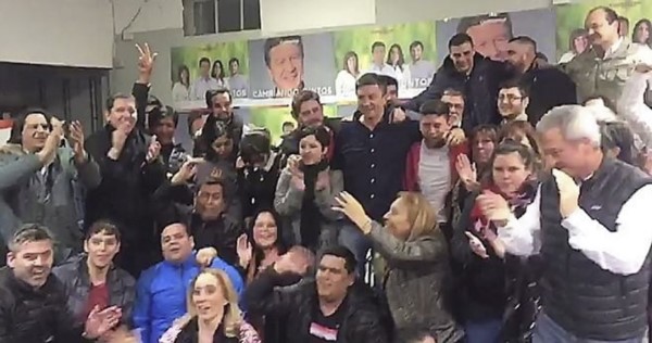 Festejo. Una postal de Menna rodeado de buena parte de la militancia que trabajó para el resultado. 