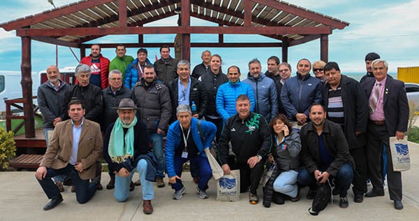 Hay equipo. Los representantes de las delegaciones de Argentina y Chile posaron juntos en Comodoro.