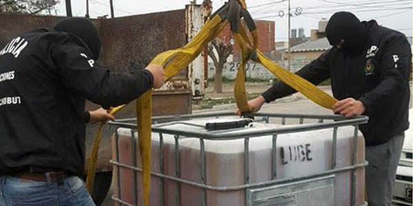 Secuestro. Momentos en que la Brigada de Investigaciones levantaba el tanque robado a Vialidad Provincial