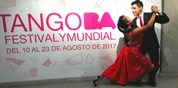  Matías Goyeneche y Deysi Aguilera se encuentran demostrando su talento en la especialidad de tango pista en la ciudad de Buenos Aires.