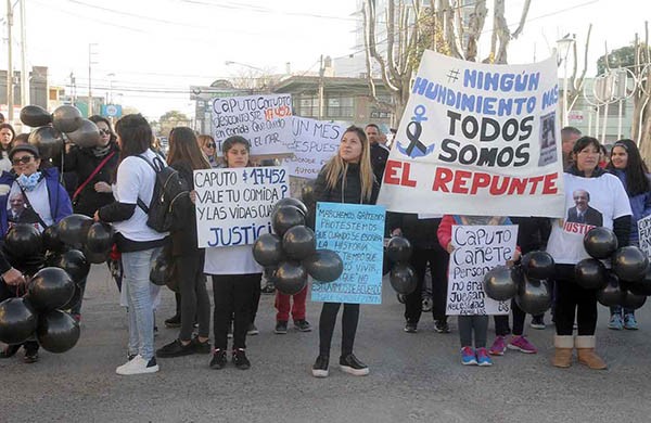 Los familiares de los desaparecidos del barco reclaman la continuidad de los operativos de búsqueda.