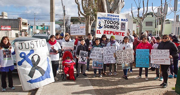 Los familiares de José Arias marcharon por las calles madrynenses.