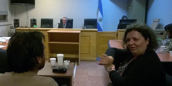 Uno de los acusados es sordomudo y en la audiencia tuvo una intérprete de señas para testimoniar.