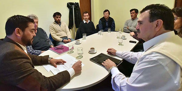 Reunión con los funcionarios para coordinar la implementación junto a la Cooperativa de Rawson.