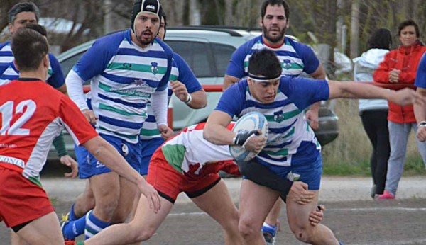 "Pancho" Leiva intenta avanzar pero es sujetado. Trelew ganó sin problemas y ahora piensa en el Regional.