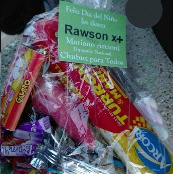 Regalo. Las golosinas con la etiqueta partidaria para los niños. 