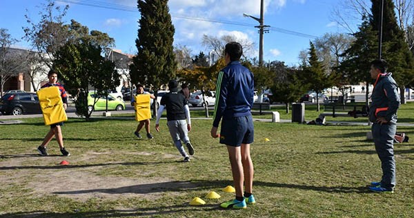 Todos los sábados, los chicos del programa “El Rugby va a los barrios” entrenan en la Laguna Chiquichano.