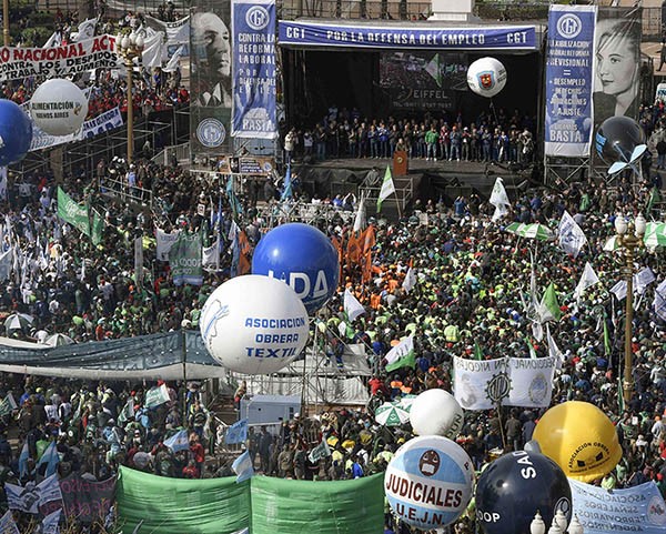 Miles de manifestantes se congregaron en la marcha de la CGT.