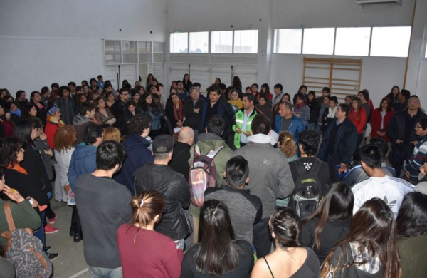 Encuentro. Los funcionarios, cara a cara con la comunidad educativa que pide garantías de seguridad.