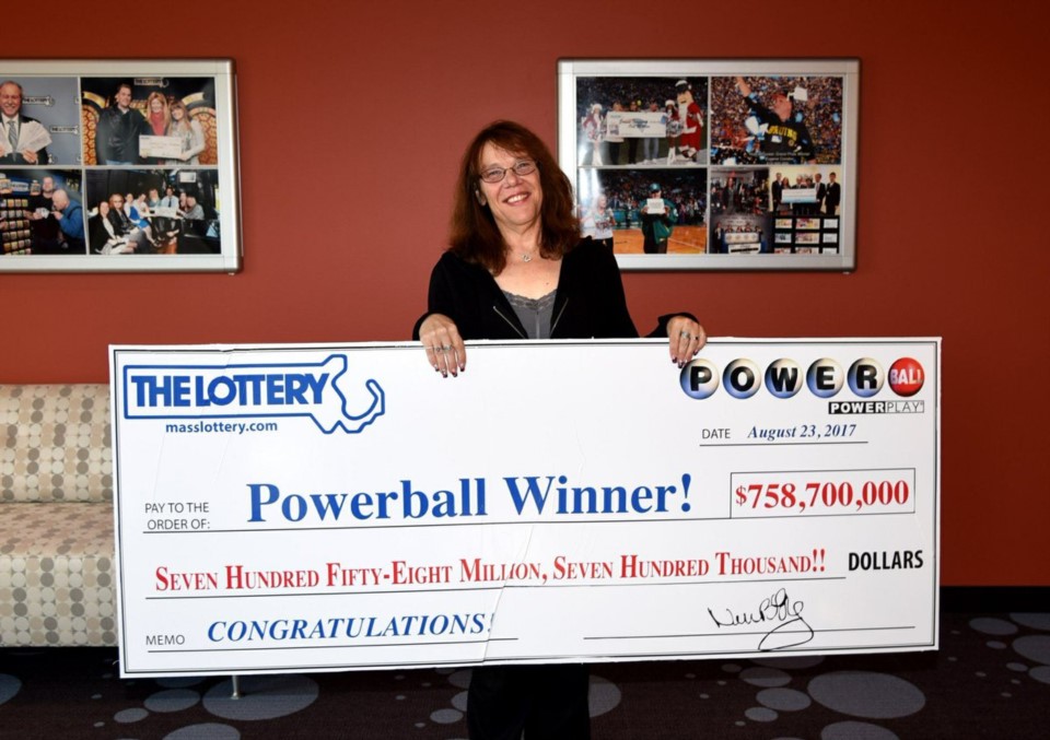 Mavis Wanczyk y su cheque de US$ 758 millones. La mujer renunció a su trabajo en el hospital y dijo que por ahora tratará de pagar el auto que compró hace un año.