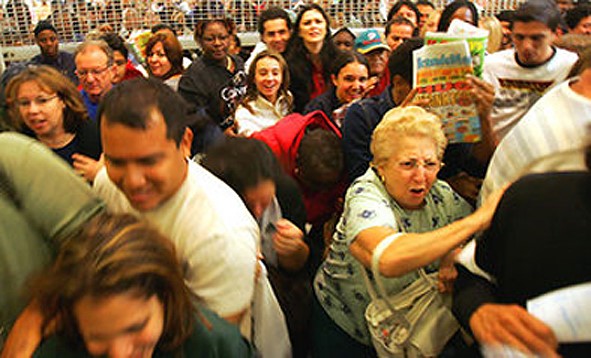 El inusual hecho ocasionó que numerosos automovilistas detuvieran su marcha y bajaran presurosos a juntar los billetes que estuvieran a su alcance. (Imagen ilustrativa)