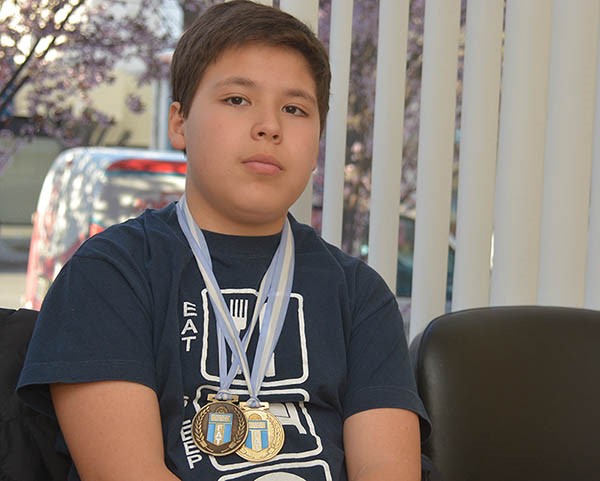 Valentín Fernández regresó a Trelew y exhibió las medallas que obtuvo.