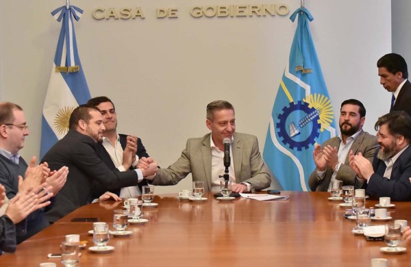 Saludo. Arcioni encabezó el encuentro para tratar de frenar el avance de una enfermedad complicada.