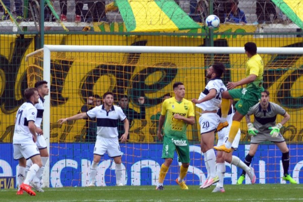 El Lobo debutó con un 4-4 con Defensa y luego perdió 1-0 con Unión.