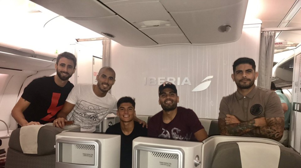 "La banda de sevilla rumbo a Argentina", publicó "Gaby" Mercado en Twitter.
