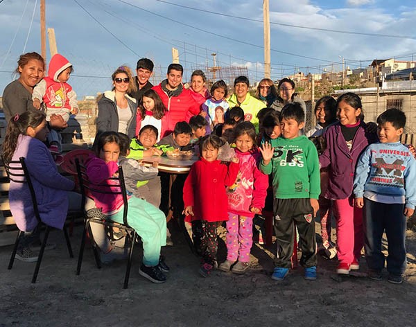 Día de festejo. Niños de barrios afectados por el temporal recibieron juguetes en la ciudad petrolera. 