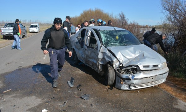 El auto accidentado sufrió graves daños en su estructura