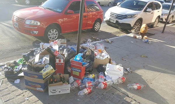 Ayer aparecieron residuos frente a distintos comercios del centro.